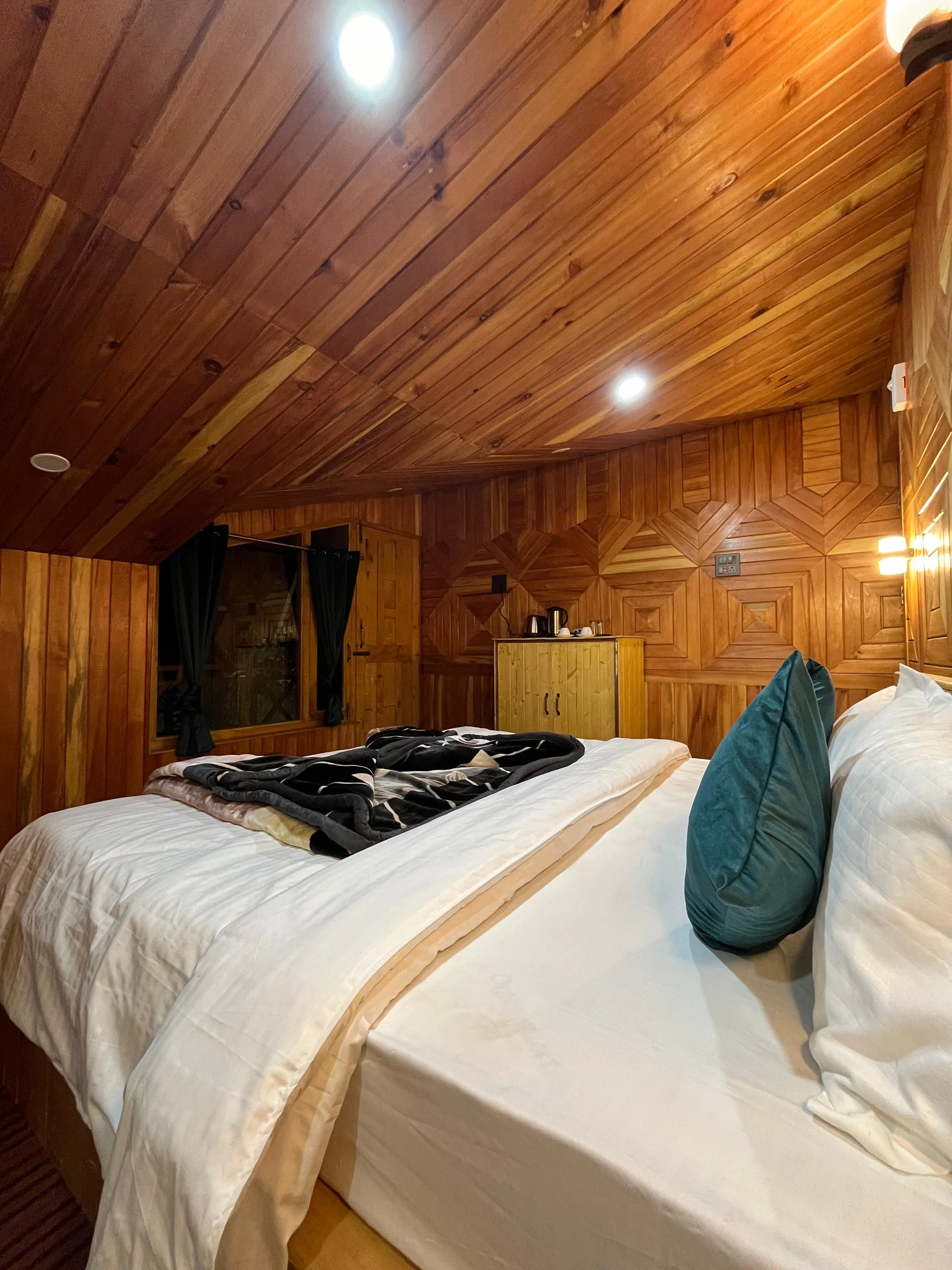 Cottage Room at Rubaroo mountain retreat, Jibhi, Himachal Pradesh